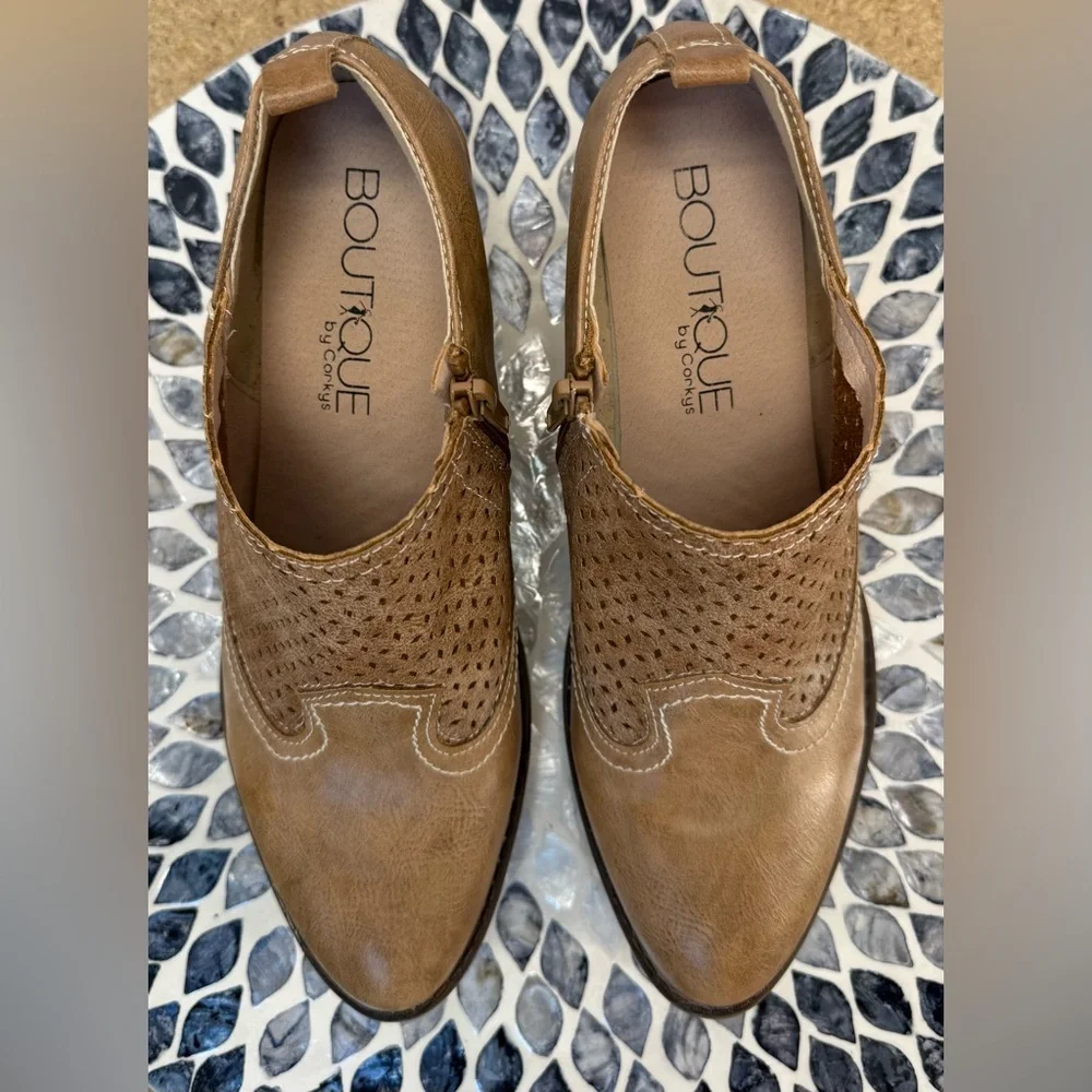 Corkys Kia Tan Perforated Mules with Stacked Heel size 9 - Picture 8 of 12